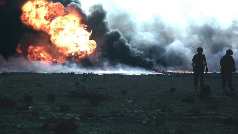 Imagen: Campos de petróleo en llamas. Wikimedia Commons